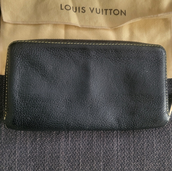 AUTHENTIC Louis Vuittin Suhali Zippy Wallet - Picture 5 of 10
